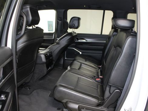 Used 2023 Jeep Wagoneer L Series II image 24