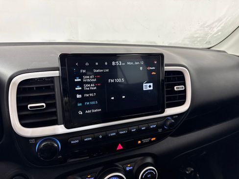 Used 2024 Hyundai Venue Limited image 15