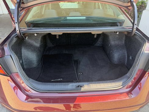 Used 2025 Nissan Altima 2.5 SV FWD image 31