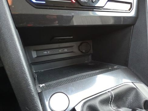 Used 2024 Volkswagen Tiguan SE w/ Panoramic Sunroof Package image 19