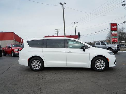 Used 2024 Chrysler Pacifica Touring-L image 2