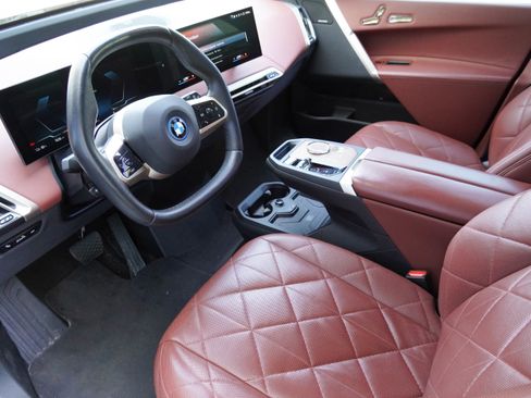 Used 2023 BMW iX xDrive50 w/ Premium Package AWD/4WD image 9