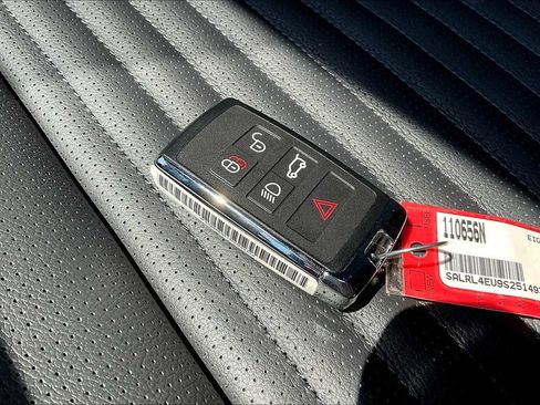 New 2025 Land Rover Discovery Dynamic SE image 35