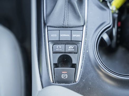 Used 2020 Toyota Camry SE w/ Sunroof Package FWD image 23