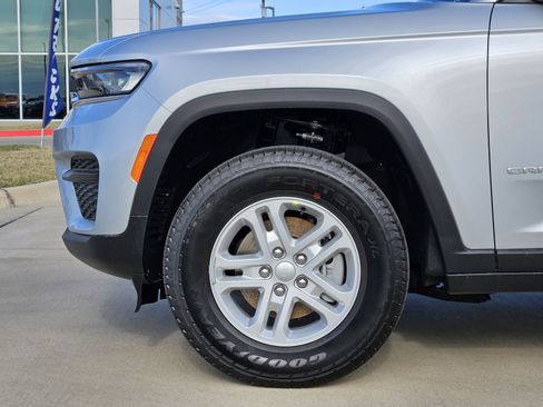 New 2025 Jeep Grand Cherokee Laredo image 11