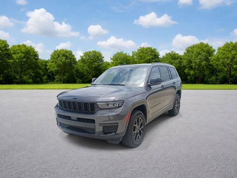 Used 2025 Jeep Grand Cherokee L Altitude RWD image 3