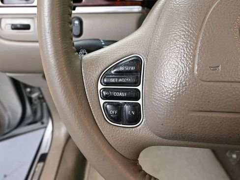 Used 2004 Lincoln Town Car Ultimate RWD image 23