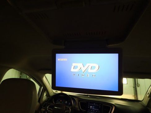 Used 2018 Chrysler Pacifica Touring-L FWD image 15