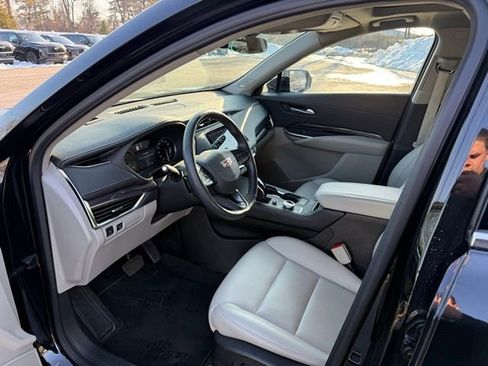 Used 2023 Cadillac XT4 Luxury w/ Cold Weather Package image 9