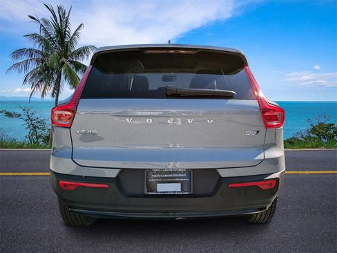 New 2025 Volvo XC40 B5 Plus w/ Climate Package image 4
