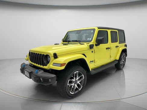 Used 2024 Jeep Wrangler Unlimited w/ Convenience Group AWD/4WD image 3