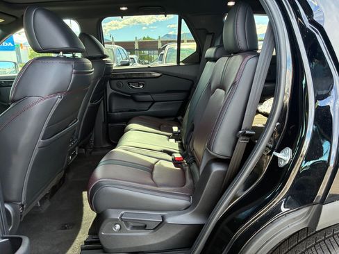 Used 2025 Honda Pilot Black Edition image 29