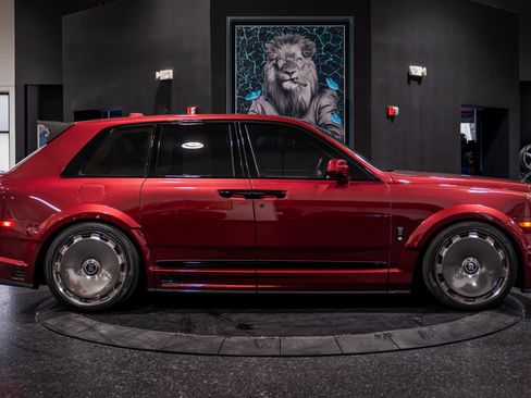 Used 2022 Rolls-Royce Cullinan Black Badge w/ Dark Exterior Package image 10