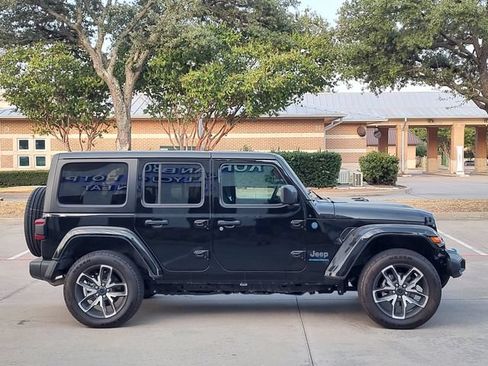 Used 2024 Jeep Wrangler Unlimited w/ Convenience Group AWD/4WD image 2