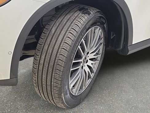 Used 2025 Mercedes-Benz GLC 300 4MATIC image 32