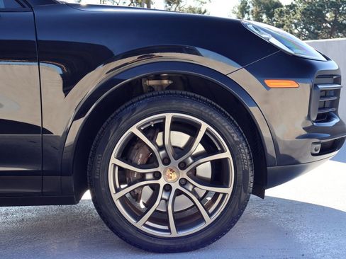 Certified 2022 Porsche Cayenne Platinum Edition image 12