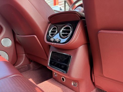 Used 2021 Bentley Bentayga V8 w/ First Edition Specification image 19
