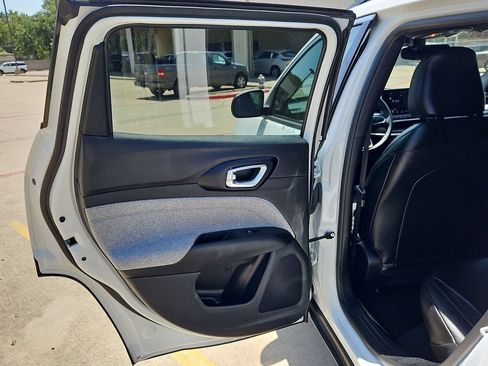 Used 2025 Jeep Compass Latitude AWD/4WD image 27