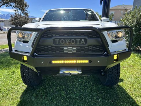 Used 2020 Toyota Tacoma TRD Off-Road w/ Technology Package AWD/4WD image 16