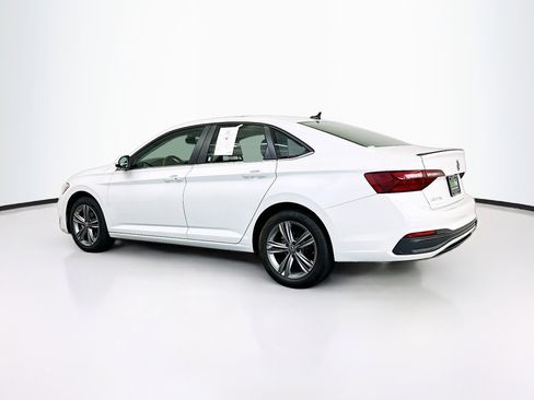 Used 2024 Volkswagen Jetta SE w/ Panoramic Sunroof Package FWD image 5