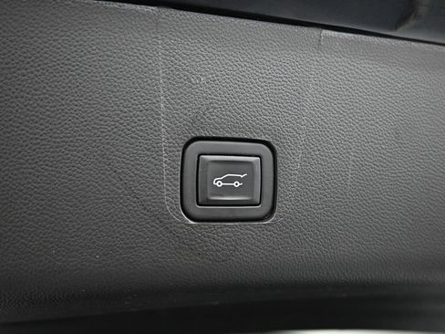 Used 2023 Chevrolet Traverse RS image 9