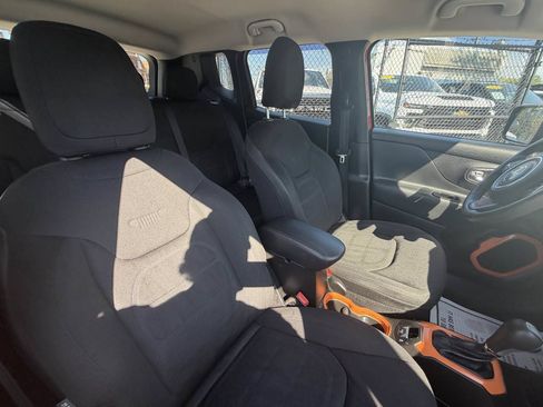 Used 2017 Jeep Renegade Altitude FWD image 24