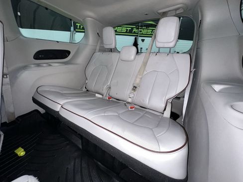 Used 2020 Chrysler Pacifica Limited FWD image 29