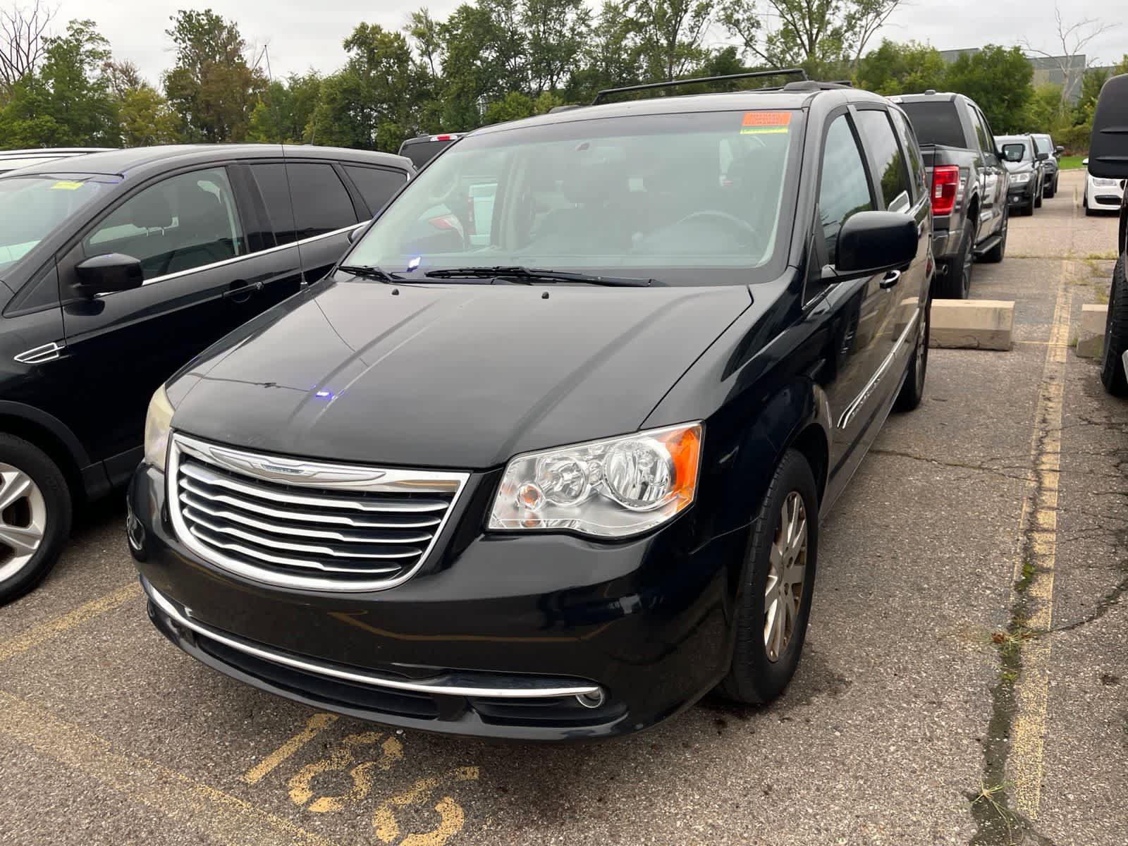 Used 2013 Chrysler Town & Country Touring FWD image 1