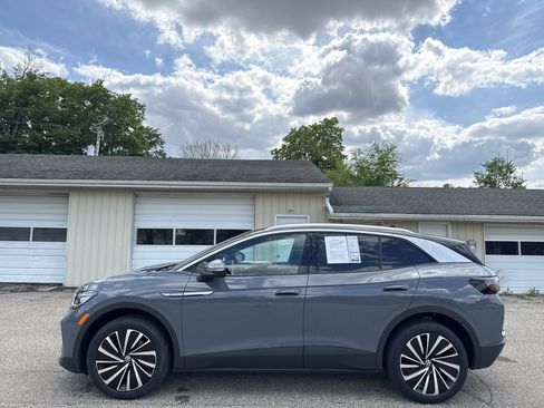 Used 2023 Volkswagen ID.4 Pro S Plus AWD/4WD image 9