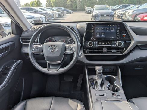 Used 2022 Toyota Highlander XLE AWD/4WD image 18