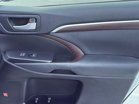 Used 2015 Toyota Highlander Limited image 38