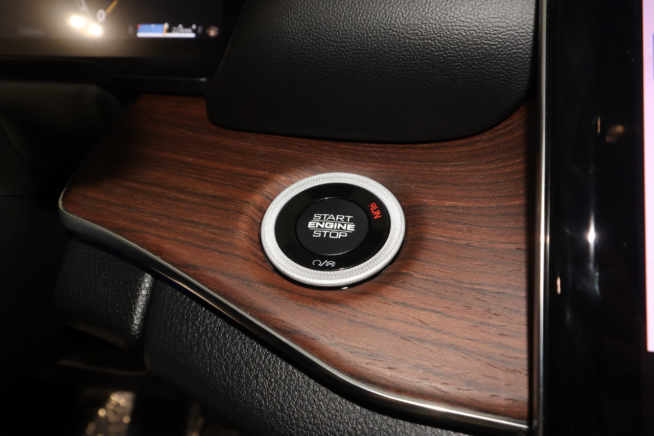 Used 2025 Jeep Grand Cherokee Summit w/ Adv Protech Group IV AWD/4WD image 17