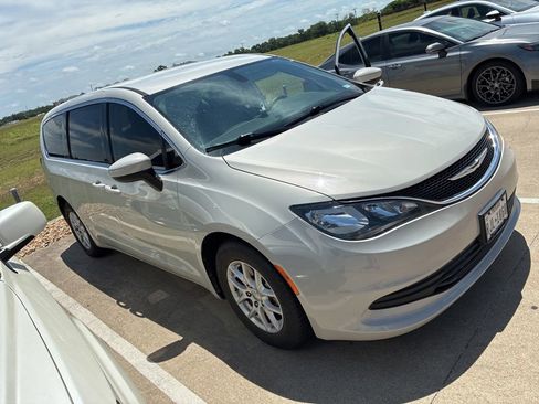 Used 2017 Chrysler Pacifica LX FWD image 1