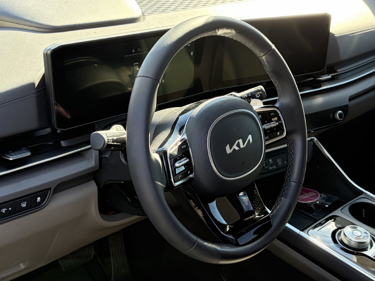 Used 2025 Kia Carnival EX FWD image 7