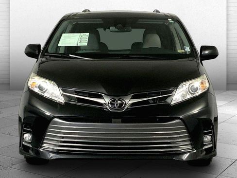 Used 2020 Toyota Sienna XLE FWD image 2