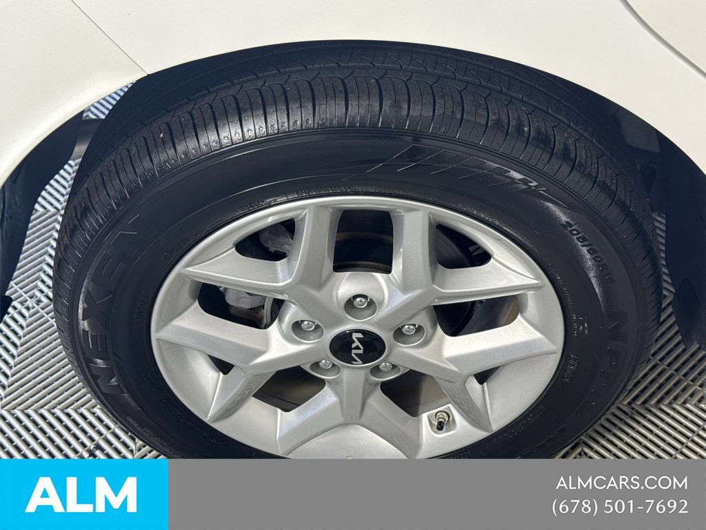 Used 2025 Kia Soul LX w/ LX Technology Package FWD image 20