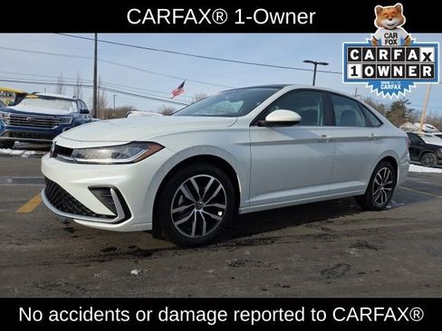 Used 2025 Volkswagen Jetta SE image 3