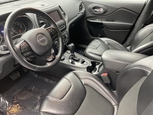 Used 2019 Jeep Cherokee Latitude Plus AWD/4WD image 6