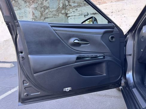 Used 2022 Lexus ES 300h w/ Accessory Package 2 image 10