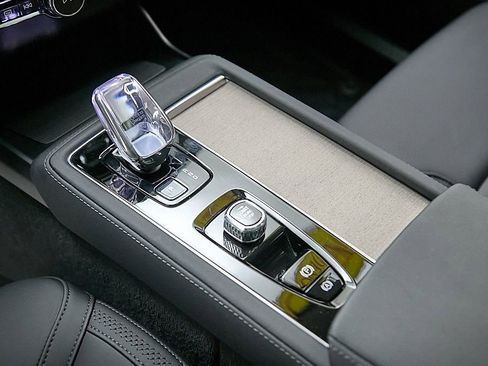 New 2026 Volvo XC90 B6 Plus w/ Protection Package Premier image 17