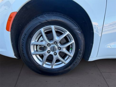 Used 2024 Chrysler Pacifica Touring-L image 9