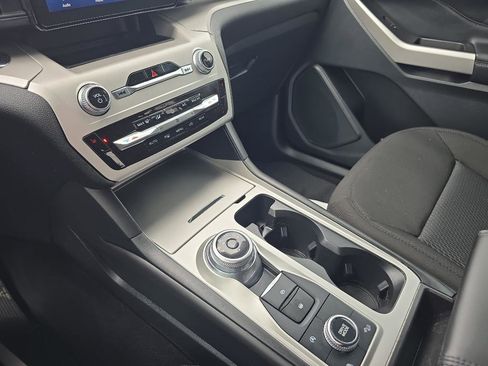 Used 2024 Ford Explorer XLT image 28