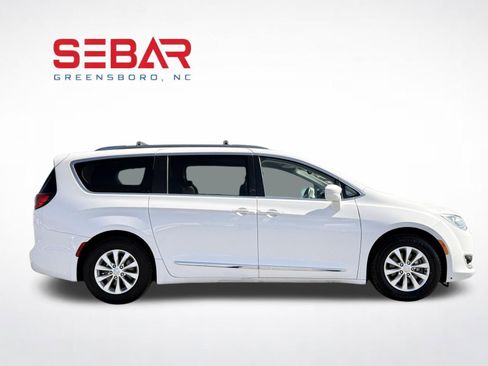 Used 2018 Chrysler Pacifica Touring-L image 5