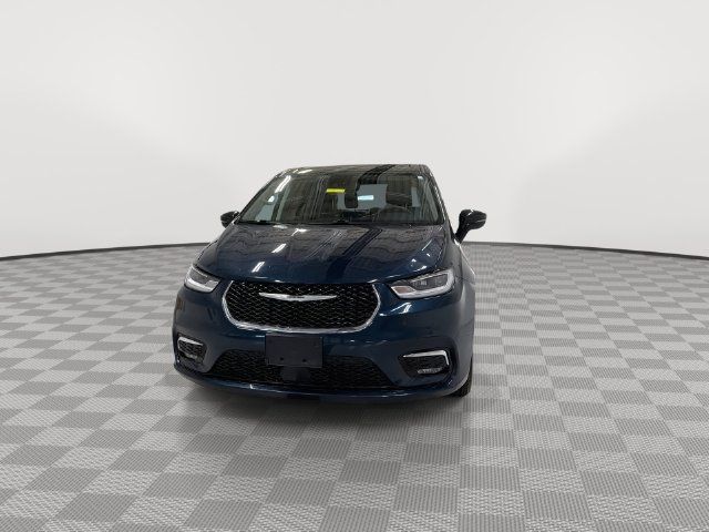 Used 2024 Chrysler Pacifica Touring-L FWD image 4