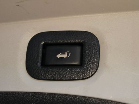 Used 2018 Nissan Rogue SV AWD/4WD image 16
