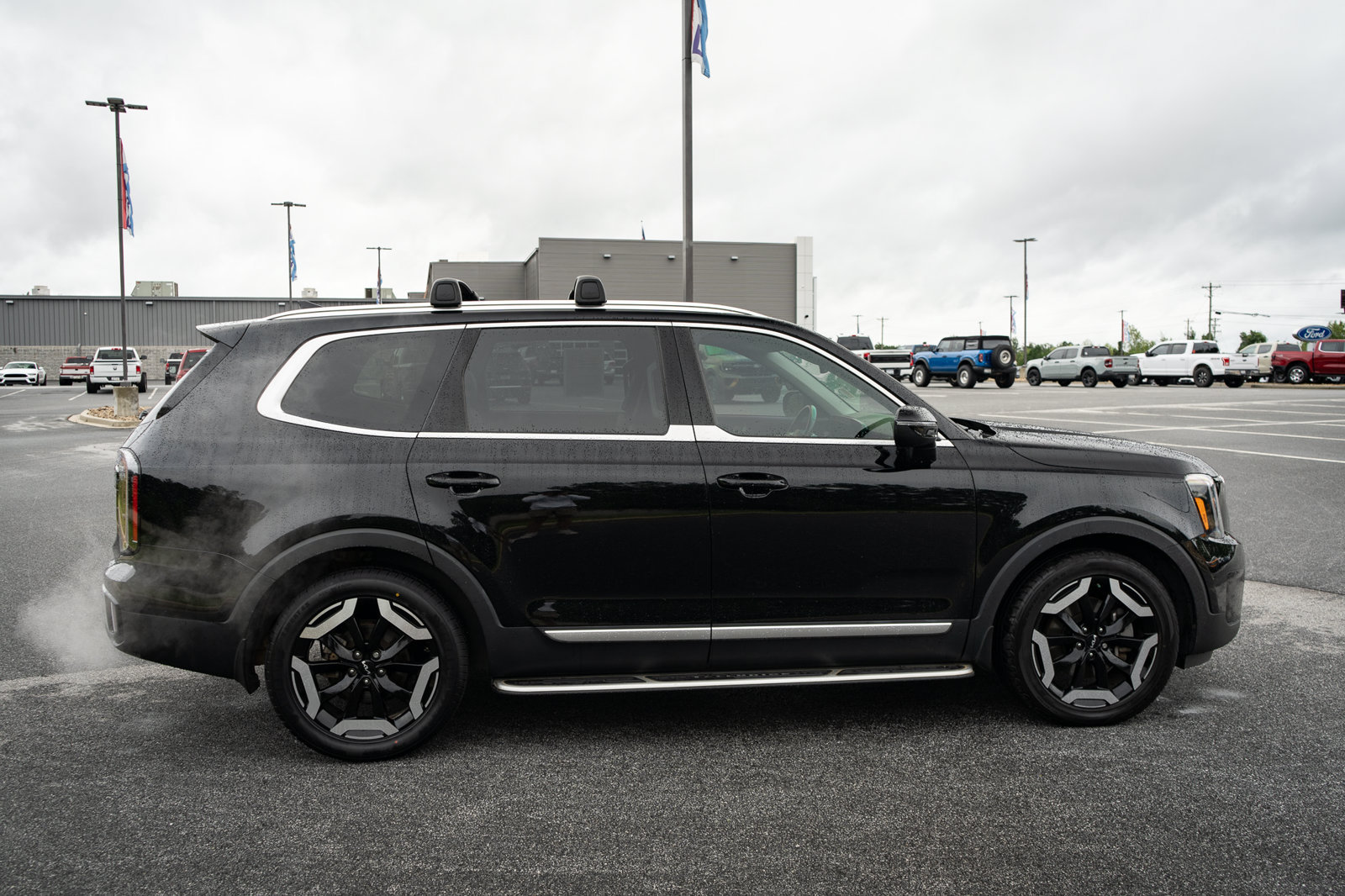 Used 2023 Kia Telluride EX w/ EX Captain's Chair Package FWD image 11