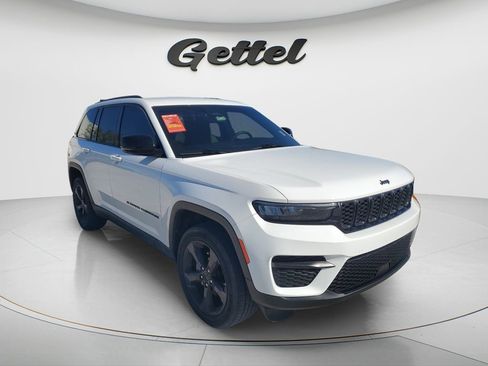 Used 2023 Jeep Grand Cherokee Altitude image 3