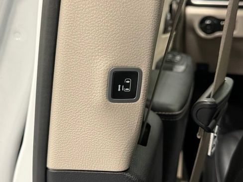 Used 2024 Chrysler Pacifica Touring-L FWD image 31