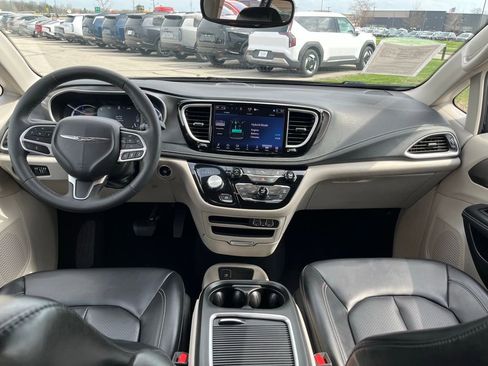 Used 2024 Chrysler Pacifica Select image 16