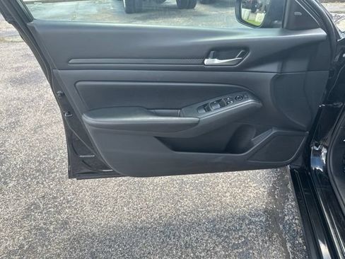 Used 2024 Nissan Altima 2.5 SV FWD image 11